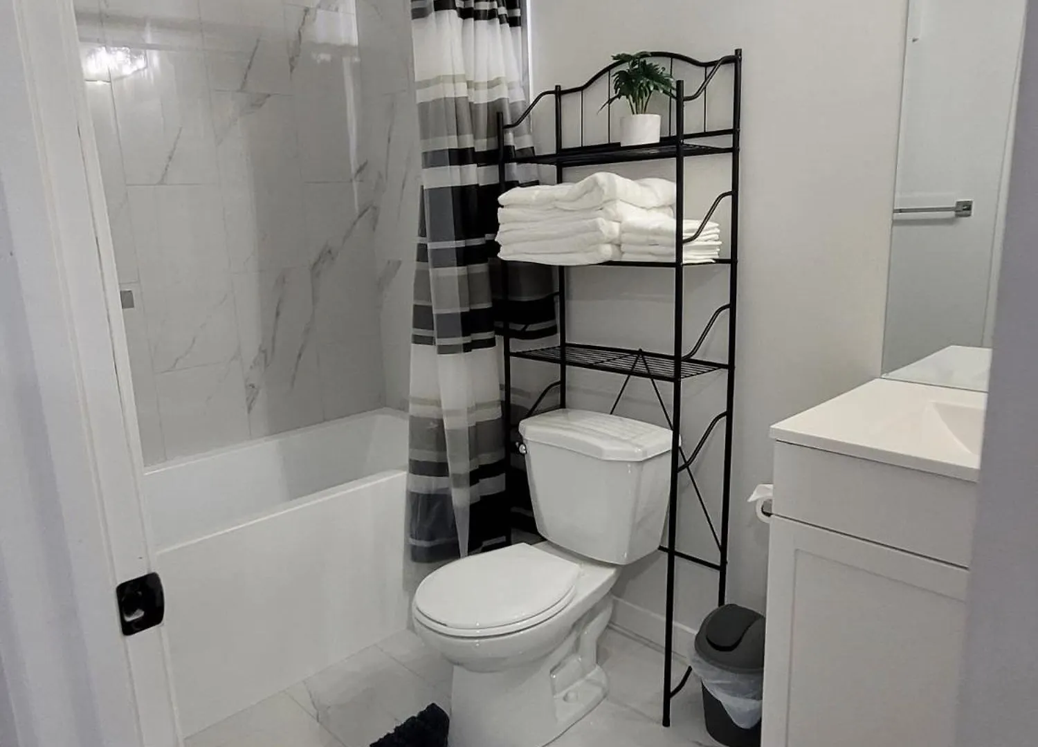 אדמונטון Elegant & Cozy 2 Bdrm Basement Suite Near Wem 0*,  קנדה